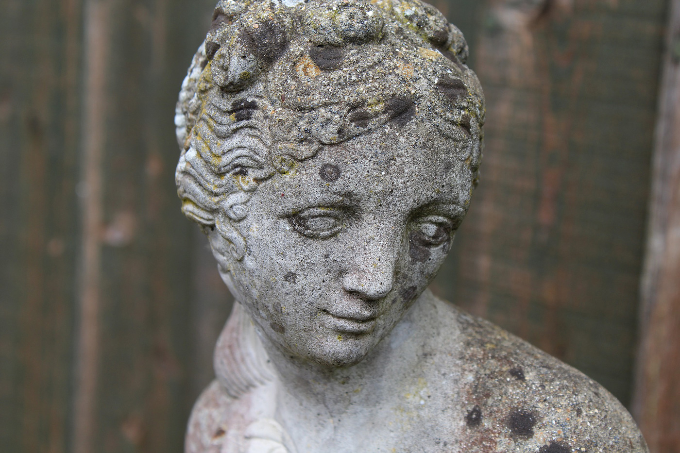 Statue einer traurigen Frau